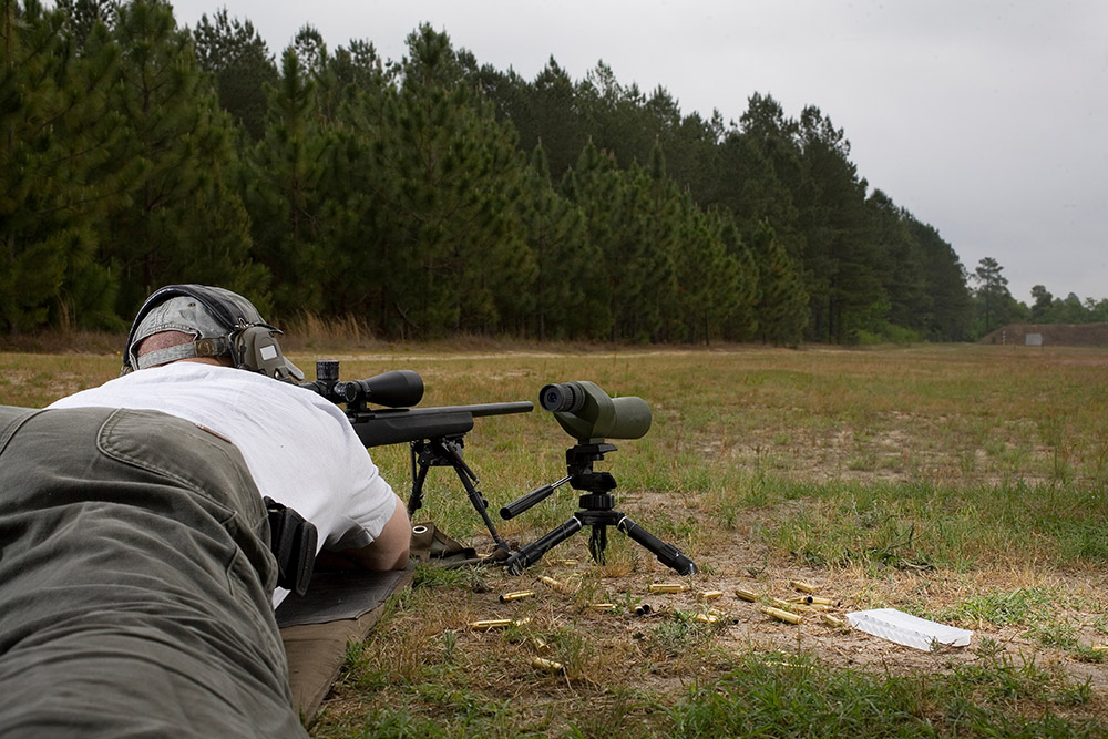 Tireur en position couchée pratiquant le tir sur appui avec carabine et lunette