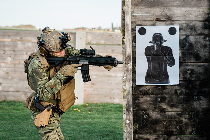 Militaire français en plein entraînement tactique avec fusil HK416 équipé d'optique