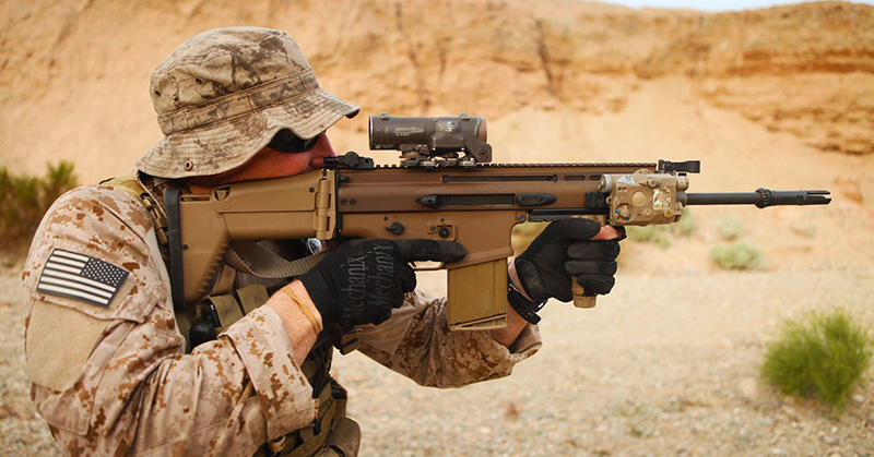 Soldat américain équipé d’un fusil FN SCAR lors d’une mission d’entraînement