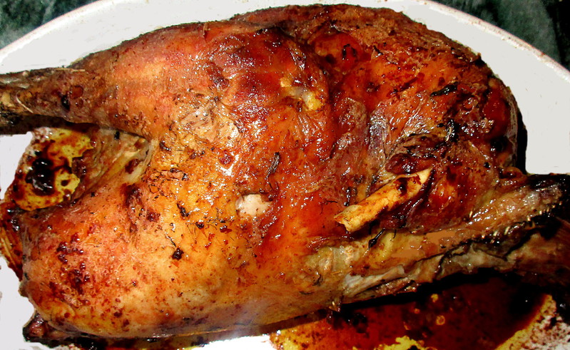 Faisan farci au foie gras avec légumes d’hiver, carottes, pommes de terre et champignons rôtis.