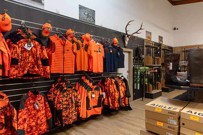 Rayon vêtement de chasse du magasin Armurerie Gilles à Flers, dédié aux textiles techniques pour la grande chasse.