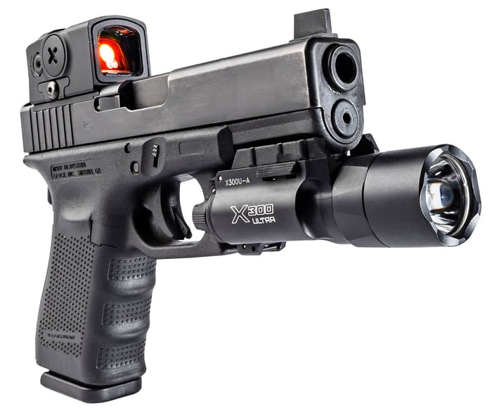 Pistolet Glock 17 équipé d'une lampe SureFire X300 et d'un viseur Red Dot