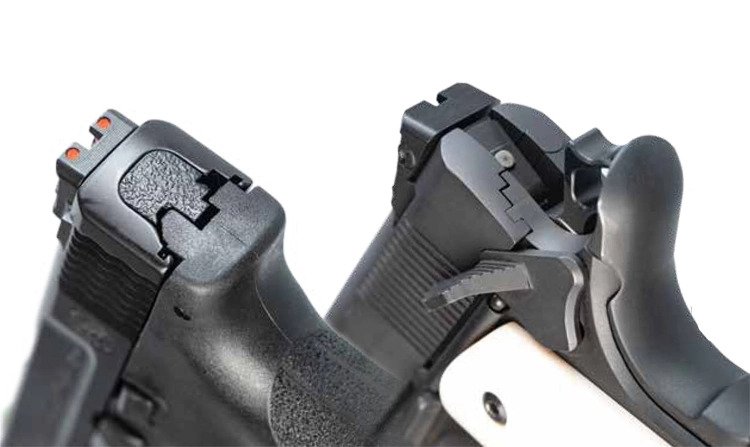 Comparaison entre un pistolet striker-fired à percuteur lancé et un pistolet à marteau externe