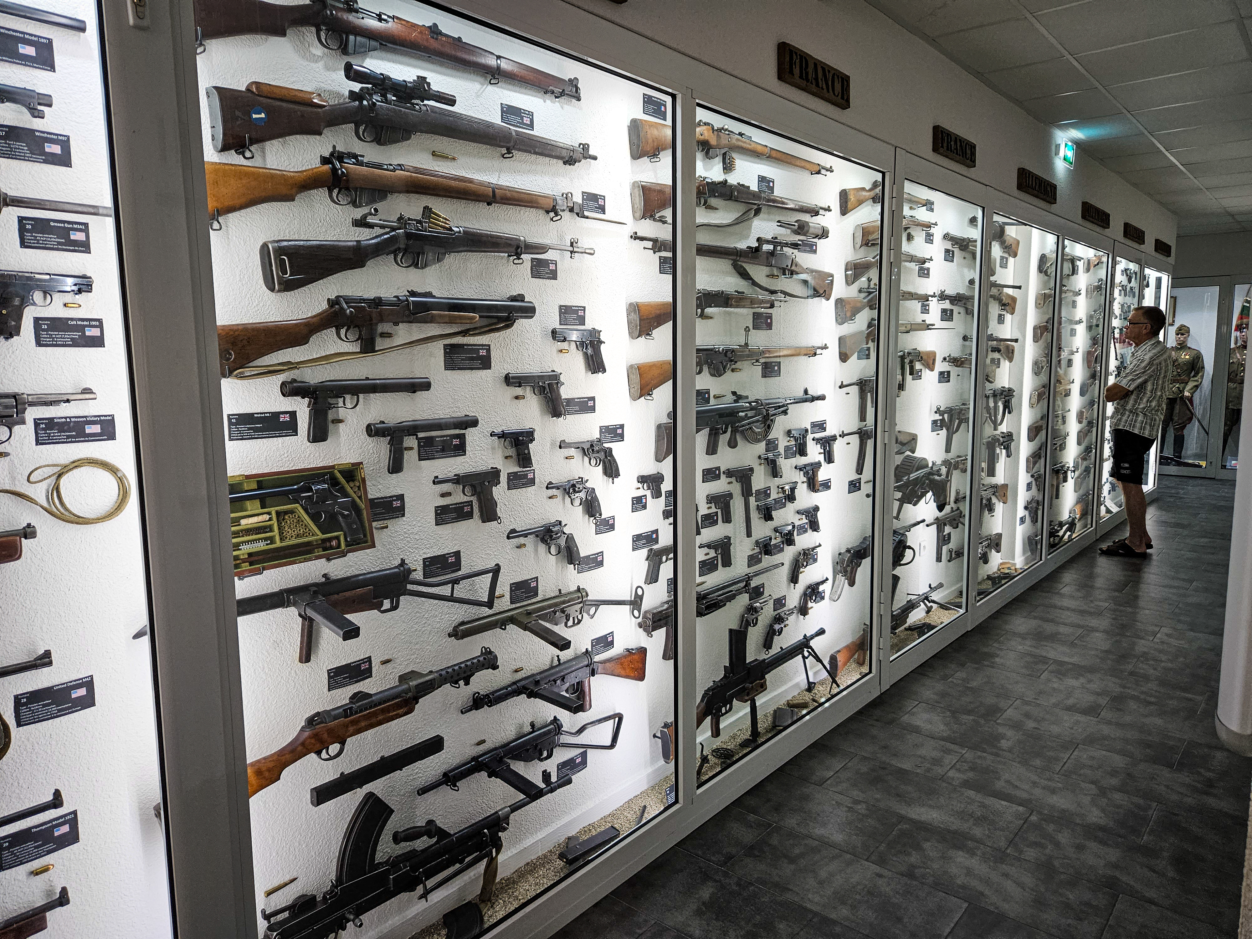 Vitrine d’armes au musée MM Park à La Wantzenau en France