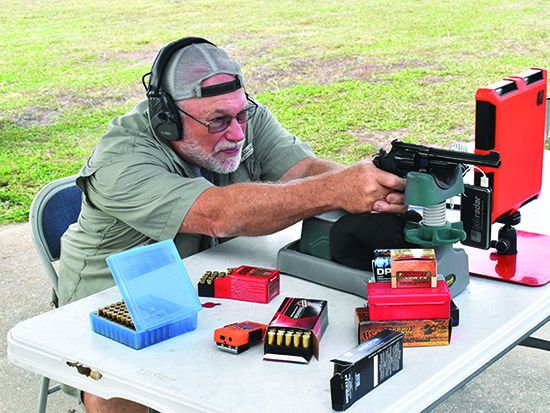 Séance de tir sportif au revolver en .357 Magnum avec appui sur table