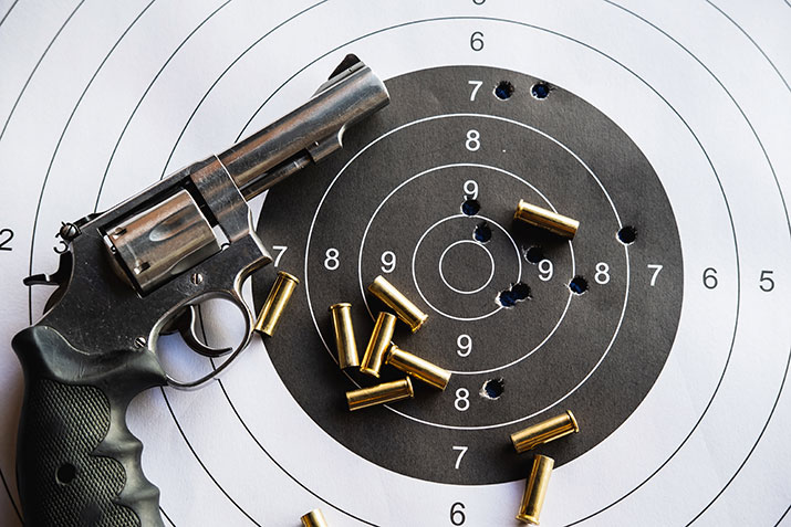 Revolver utilisé en tir sportif sur cible en stand de tir