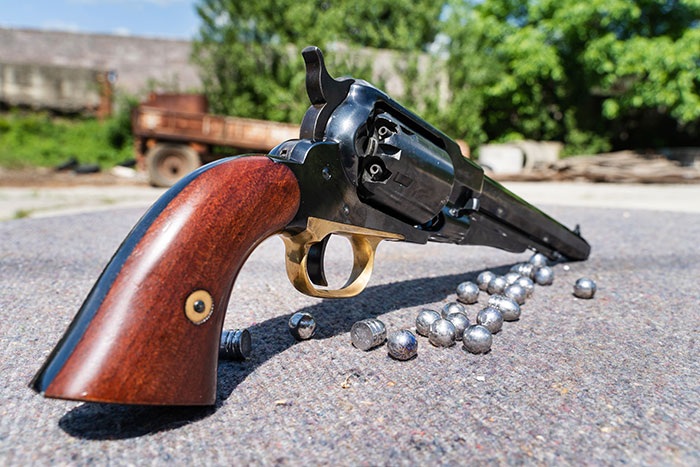 Revolver à poudre noire avec projectiles sphériques, destiné au tir sportif de loisir