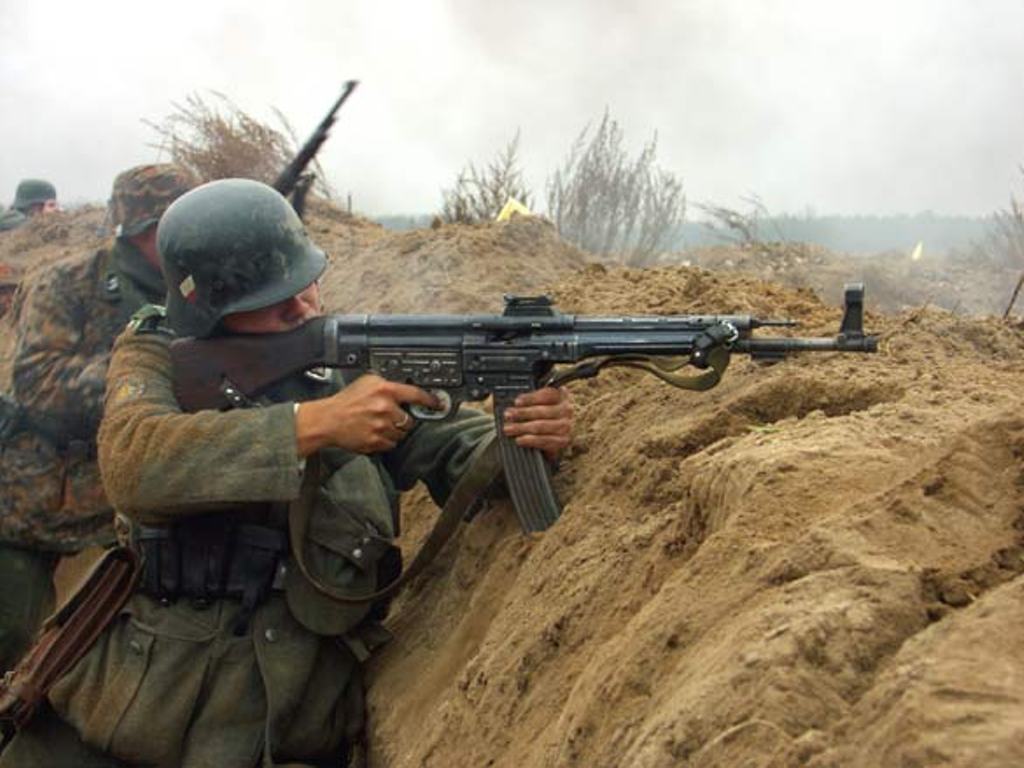 Soldat équipé d’un STG44, précurseur du fusil d’assaut moderne