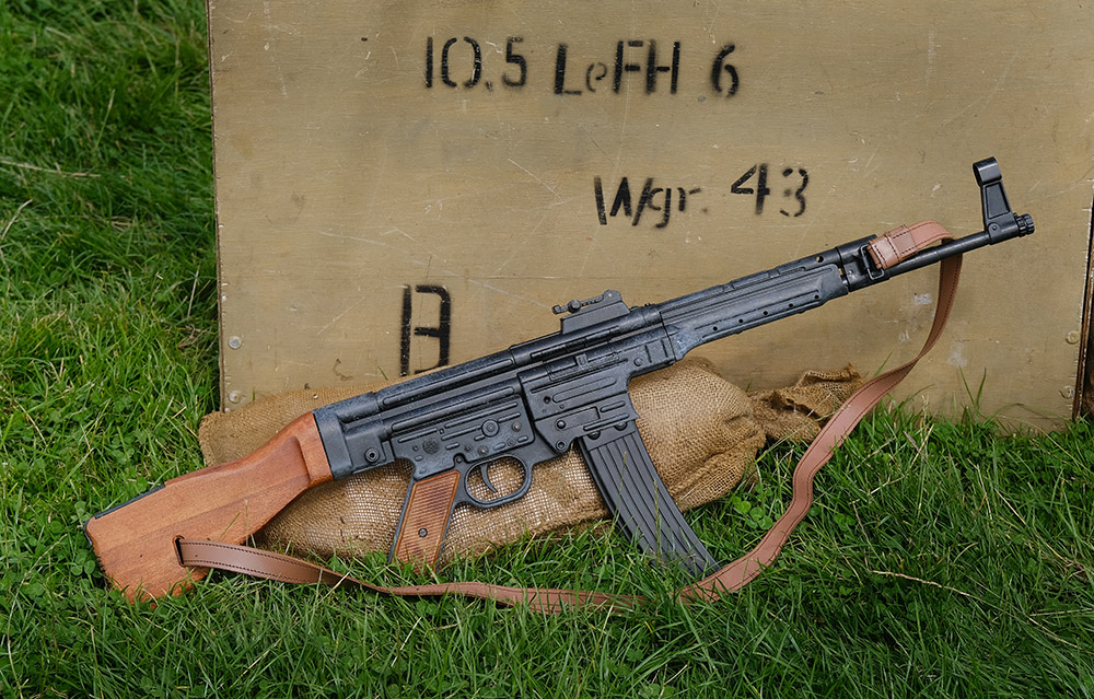 Fusil STG-44 avec crosse bois posé sur support, modèle historique