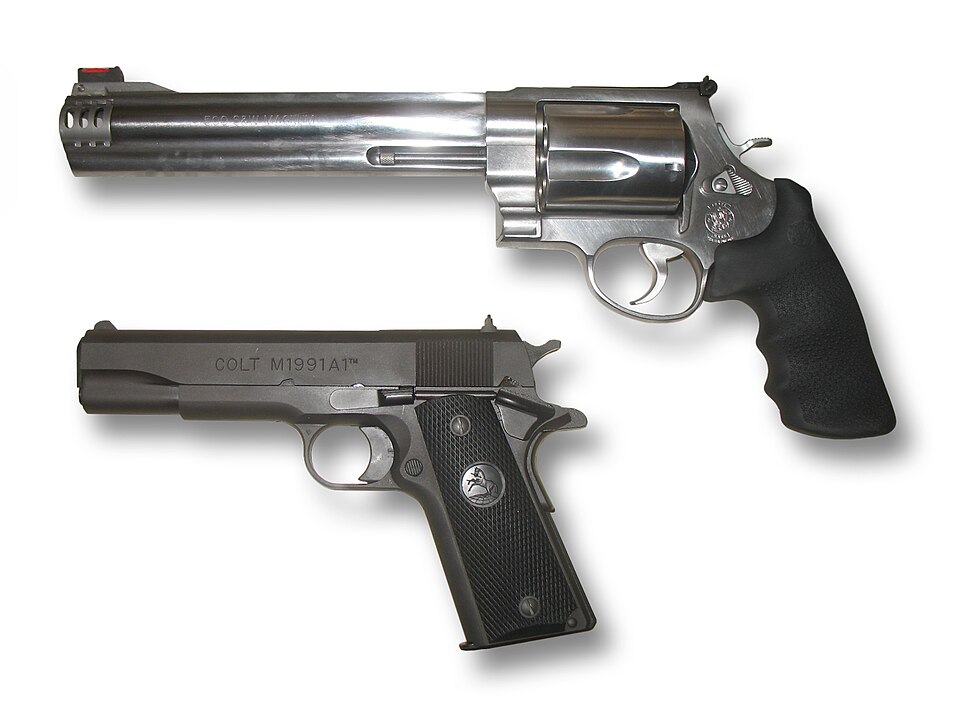 Comparaison entre un revolver Smith & Wesson .500 et un pistolet Colt M1911