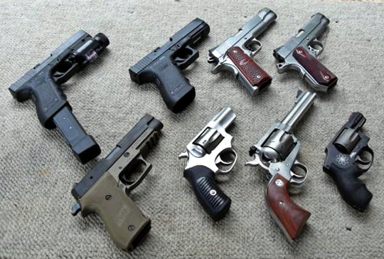 Collection de pistolets et revolvers incluant Glock, Kimber, Dan Wesson, Smith & Wesson, Ruger et Sig Sauer