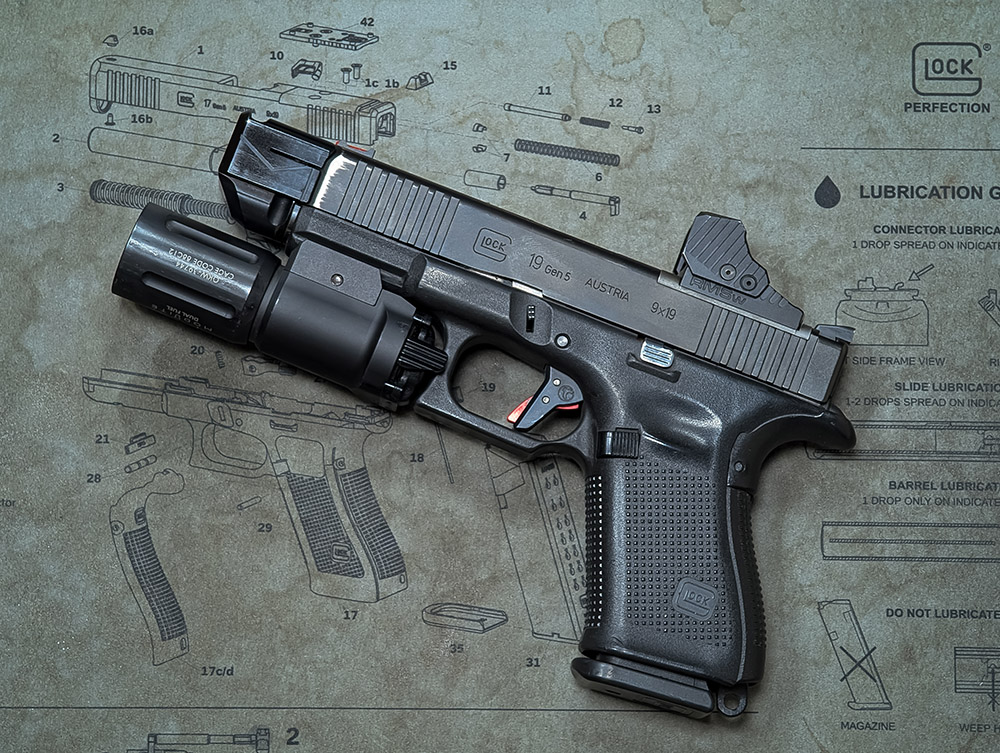 Pistolet Glock customisé avec optique et accessoire tactique