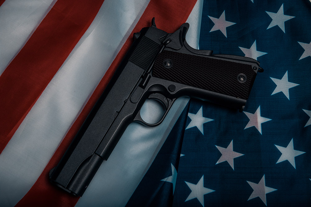 Pistolet 1911 américain posé sur un drapeau des États-Unis