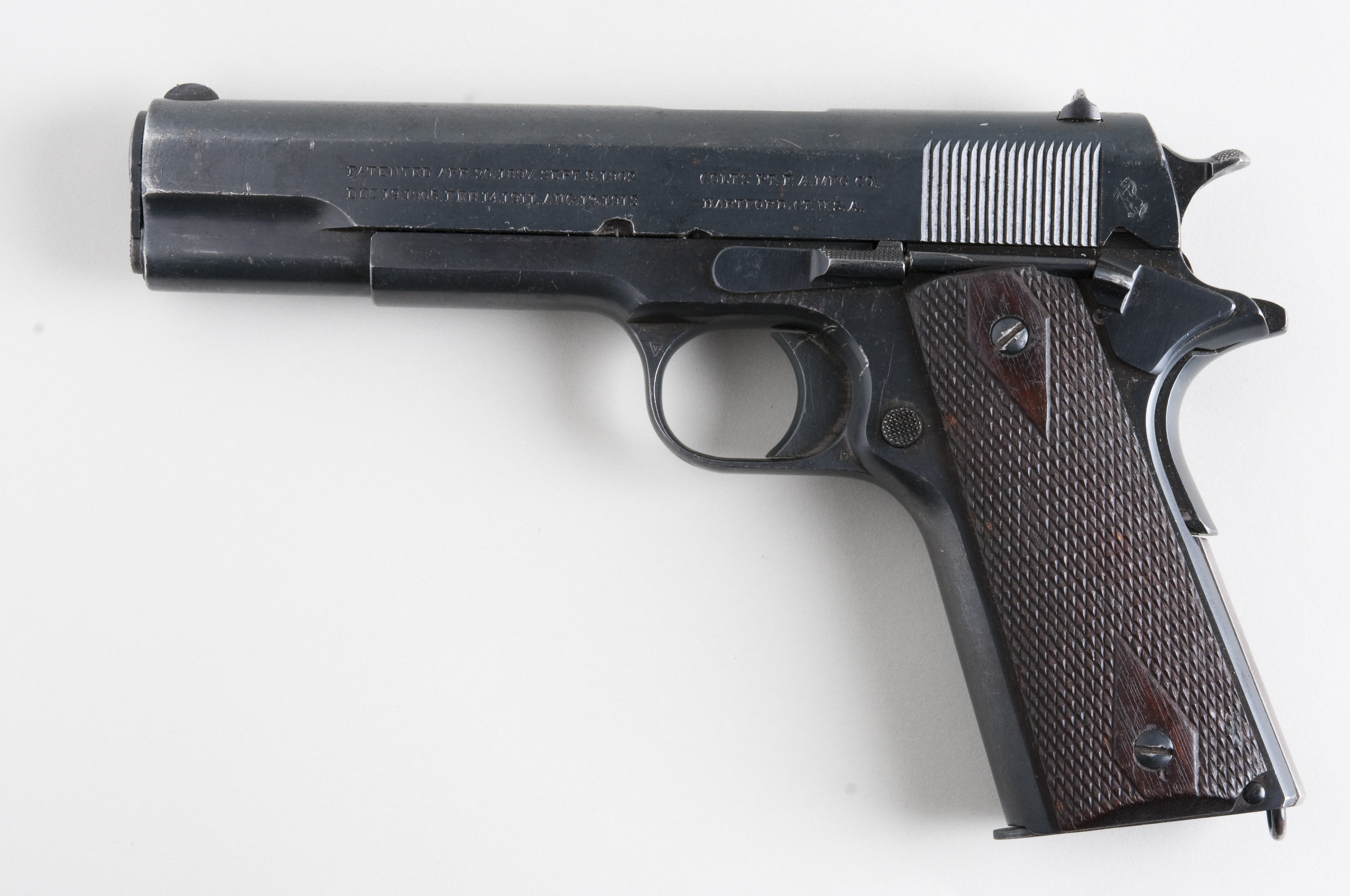 Pistolet Colt 1911 historique en calibre .455 représentant les premières générations du célèbre pistolet semi-automatique américain
