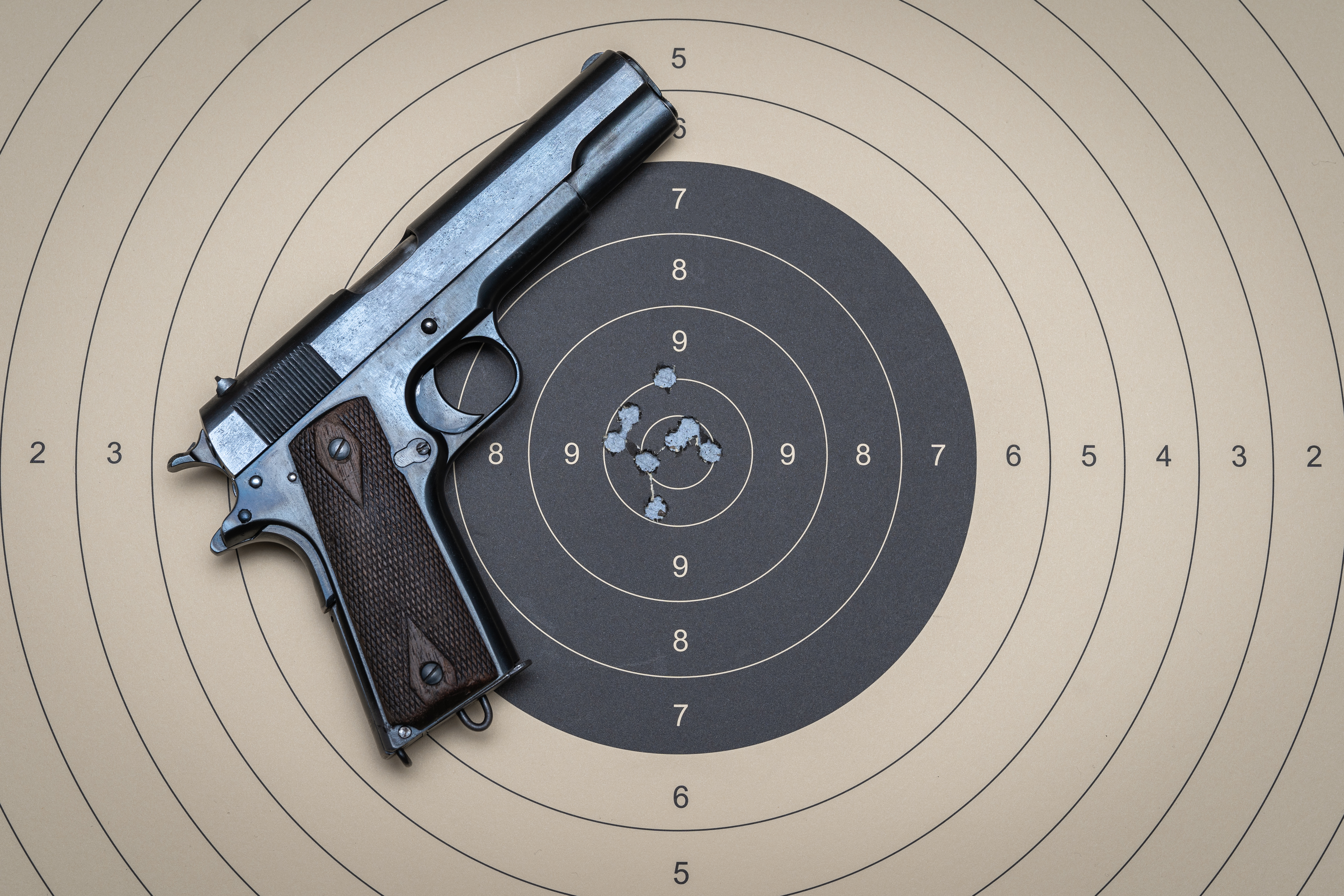 Tireur sportif utilisant un pistolet de type Colt 1911