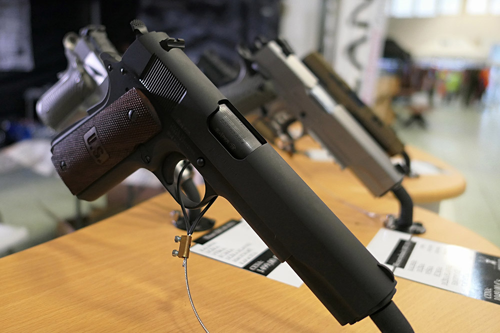 Pistolet Tisas Zig M1A1 inspiré du Colt 1911 présenté lors d’un salon de la chasse en Slovaquie