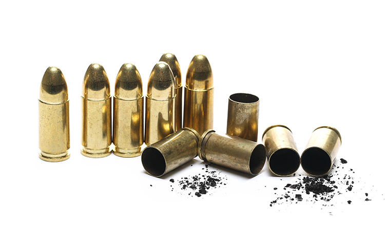 Étuis de cartouches 9 mm et poudre de rechargement Vectan sur fond blanc