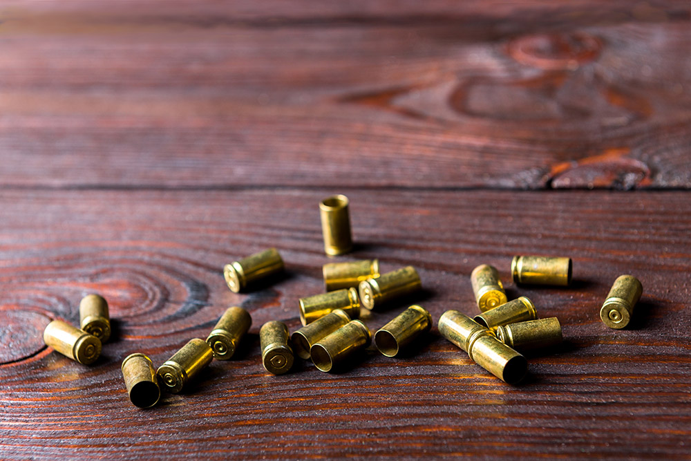Douilles de cartouches 9×19 mm sur table en bois pour le rechargement