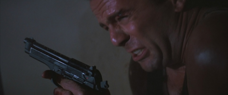Bruce Willis utilisant un Beretta 92F dans le film Piège de cristal