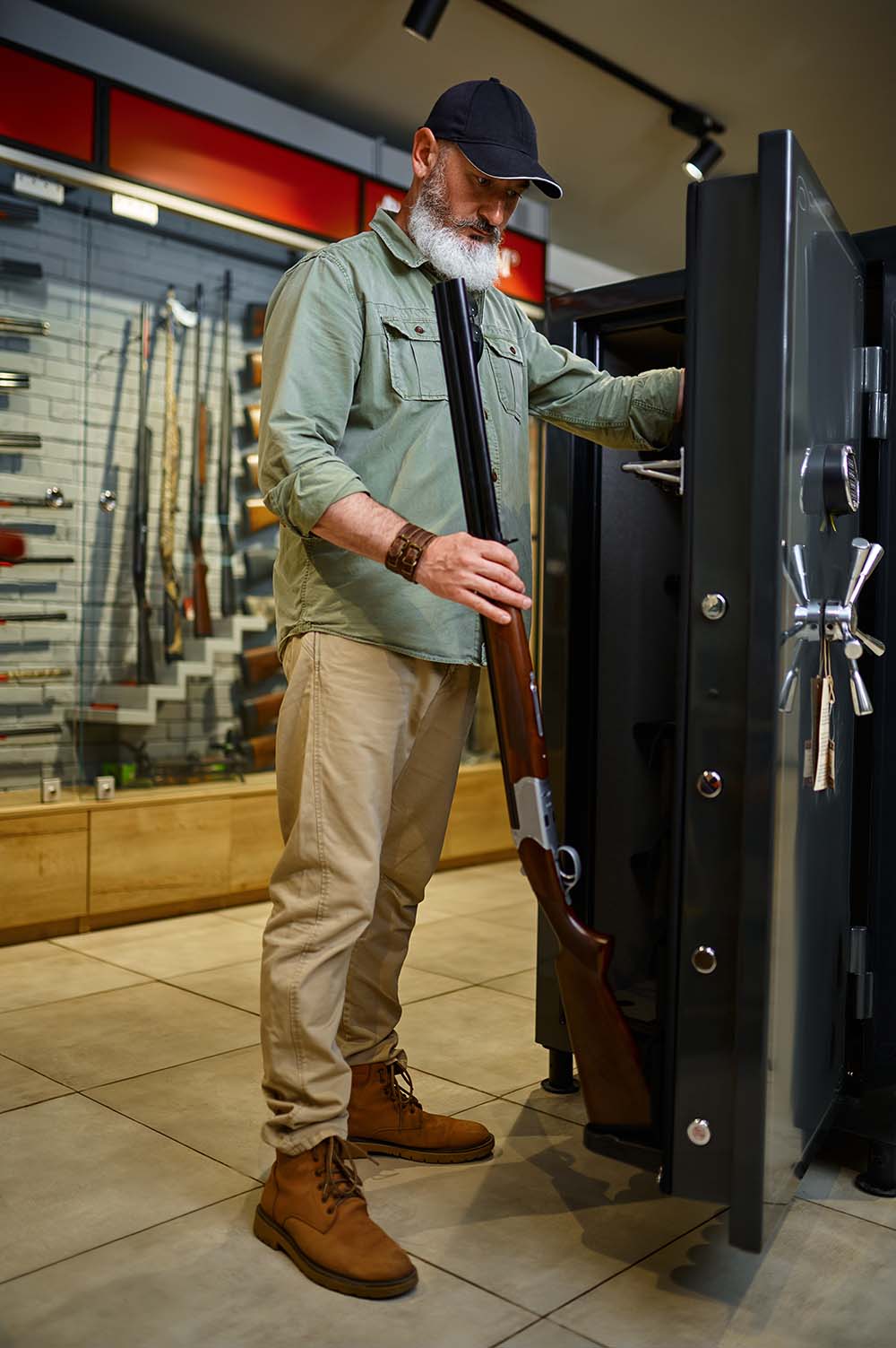 Ouverture d'une armoire forte pour fusils dans une armurerie spécialisée.