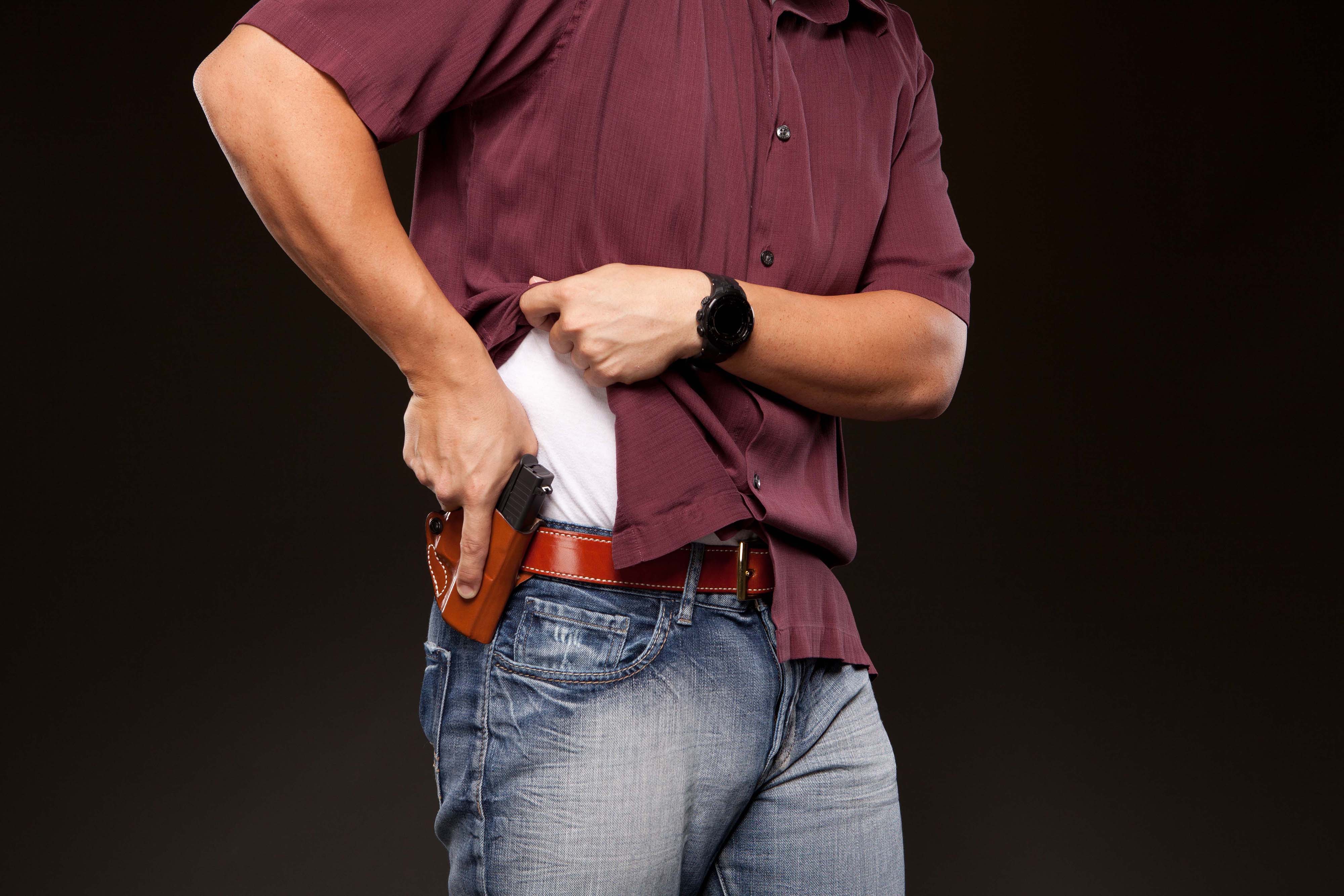 Illustration du port d'une arme de poing dans un holster