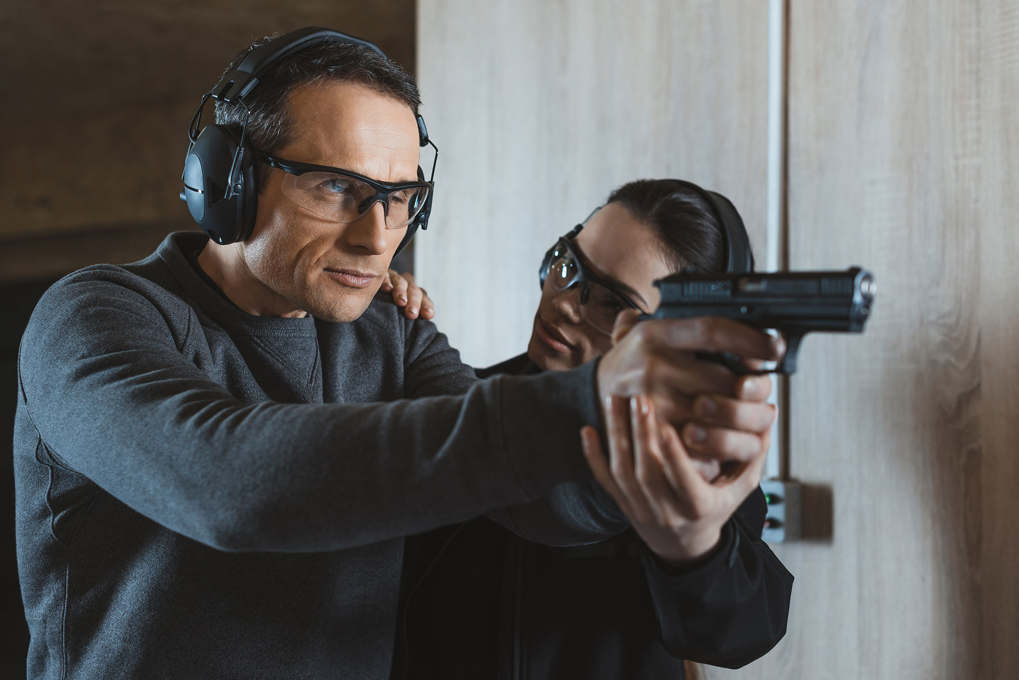Découverte du tir sportif au pistolet dans un stand de tir avec un encadrant